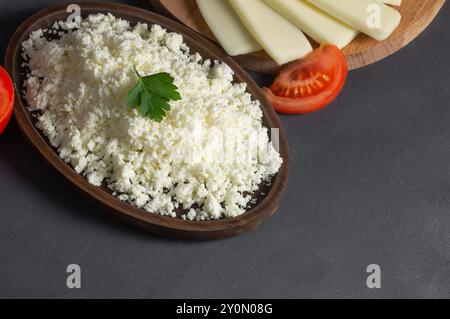 Türkischer traditioneller hausgemachter Hüttenkäse in Schüssel, gesundes Milchprodukt Stockfoto