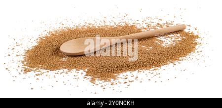 Cous Cous Haufen mit Holzlöffel isoliert auf weiß Stockfoto