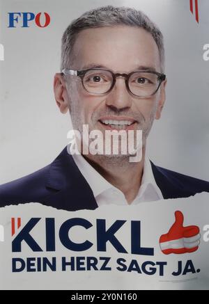 Wahlplakat zur Nationalratswahl, 29 Uhr. September 2024 in Österreich. Das Bild zeigt ein Plakat der freiheitlichen Partei Österreichs FPÖ mit einem Abbild des Parteiobmanns Herbert Kickl. Das Bild war am 02.09.2024 im Raum Gmunden, Oberösterreich fotografiert, 2024 - Wahlplakat zur Nationalratswahl, am 29. September 2024 in Österreich. Das Bild zeigt ein Plakat der, am 02.09.2024. *** Wahlplakat zur Nationalratswahl am 29. September 2024 in Österreich das Bild zeigt ein Poster der Freiheitlichen Partei Österreichs FPÖ mit einem Bild des Parteivorsitzenden Herbert Kickl das Pictu Stockfoto