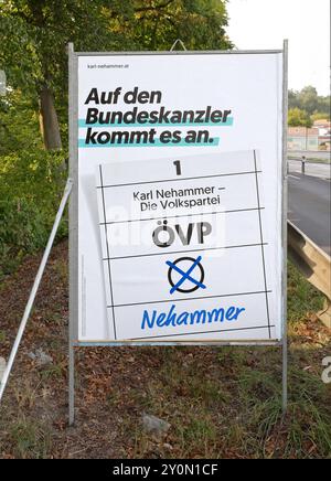 Wahlplakat zur Nationalratswahl, 29 Uhr. September 2024 in Österreich. Das Bild zeigt ein Plakat der österreichischen Volkspartei ÖVP. Das Bild war am 02.09.2024 im Raum Gmunden, Oberösterreich fotografiert 2024 - Wahlplakat zur Nationalratswahl, am 29. September 2024 in Österreich. Das Bild zeigt ein Plakat der, am 02.09.2024. *** Wahlplakat zur Nationalratswahl, am 29. September 2024 in Österreich das Bild zeigt ein Poster der Österreichischen Volkspartei ÖVP das Bild wurde am 02 09 2024 im Raum Gmunden, Oberösterreich 2024 Wahlplakat für den Nationalrat aufgenommen Stockfoto