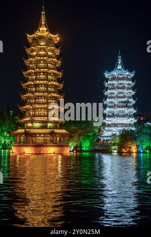 Sonne und Mond Pagoden am Shan See, Guilin, Guangxi, China Stockfoto