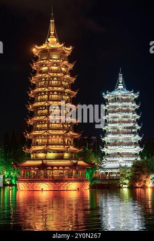 Sonne und Mond Pagoden am Shan Lake, Guilin, China Stockfoto