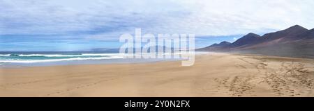 Cofete, Fuerteventura - Spaziergang am Strand von Cofete zur felsigen Insel El Islote de las Siete Viudas Stockfoto