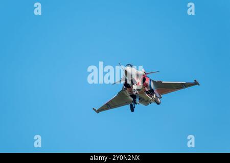 Sarlat-Domme, Dordogne, Frankreich - 25. August 2024: Das Rafale Solo-Display mit Unterwagen in der Lackierung zum 90. Jahrestag der Franzosen Stockfoto