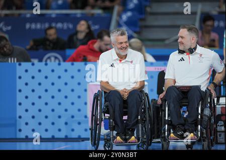 Paul Shaw (GBR Head Coach, links) und Adam Scaturro (GBR, Assistant Coach, rechts) teilen einen Witz kurz vor dem Spiel der Rollstuhl Rugby Bronze Medal zwischen Australien und Großbritannien am sechsten Tag der Paralympischen Sommerspiele 2024 in der Champ-de-Mars Arena in Paris, Frankreich. Das Spiel war heftig, beide Seiten kämpften um jeden Punkt, aber schließlich gewann es Australien, 50:48. Stockfoto