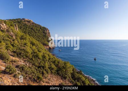 Landschaft mit Mauern und landläufiger Festung von Alanya Kale auf dem Küstenberg, Türkei Stockfoto