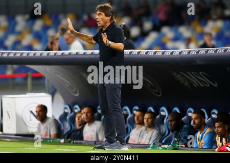 Antonio Conte, Cheftrainer des SSC Napoli Gesten während des Spiels der Serie A zwischen dem SSC Napoli und Parma Calcio im Stadio Maradona am 30. August 2024 in Neapel. Stockfoto