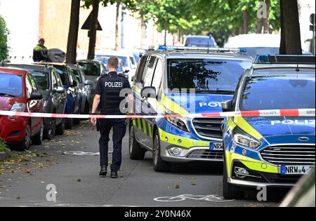 Wuppertal, Deutschland. September 2024. Polizeifahrzeuge stehen in der Nähe der Arbeitsagentur. In Wuppertal ist ein großer Polizeieinsatz rund um die Arbeitsagentur im Gange. Mehr Truppen und mindestens ein Hubschrauber sind im Einsatz, sagte ein Polizeisprecher. Quelle: Roberto Pfeil/dpa/Alamy Live News Stockfoto