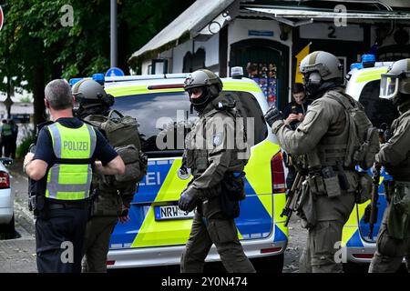 Wuppertal, Deutschland. September 2024. Polizeibeamte mit Spezialausrüstung sichern den Bereich um die Arbeitsagentur. Rund um die Arbeitsagentur in Wuppertal ist ein großer Polizeieinsatz im Gange. Nach Angaben eines Polizeisprechers sind mehr Polizisten und mindestens ein Hubschrauber vor Ort. Quelle: Roberto Pfeil/dpa/Alamy Live News Stockfoto