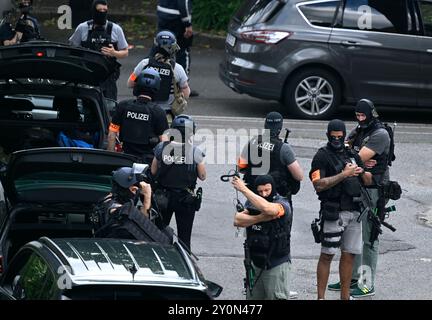 Wuppertal, Deutschland. September 2024. Polizeibeamte mit Spezialausrüstung sichern den Bereich um die Arbeitsagentur. Rund um die Arbeitsagentur in Wuppertal ist ein großer Polizeieinsatz im Gange. Nach Angaben eines Polizeisprechers sind mehr Polizisten und mindestens ein Hubschrauber vor Ort. Quelle: Roberto Pfeil/dpa/Alamy Live News Stockfoto