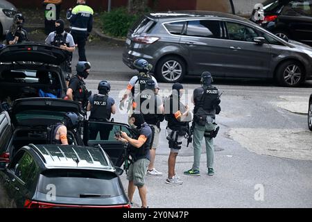 Wuppertal, Deutschland. September 2024. Polizeibeamte mit Spezialausrüstung sichern den Bereich um die Arbeitsagentur. Rund um die Arbeitsagentur in Wuppertal ist ein großer Polizeieinsatz im Gange. Nach Angaben eines Polizeisprechers sind mehr Polizisten und mindestens ein Hubschrauber vor Ort. Quelle: Roberto Pfeil/dpa/Alamy Live News Stockfoto