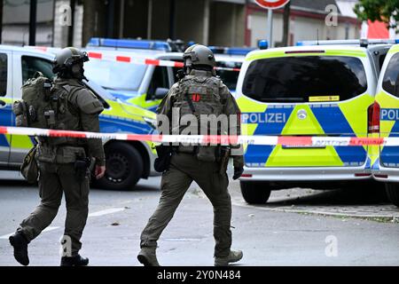 Wuppertal, Deutschland. September 2024. Polizeibeamte mit Spezialausrüstung sichern den Bereich um die Arbeitsagentur. Rund um die Arbeitsagentur in Wuppertal ist ein großer Polizeieinsatz im Gange. Nach Angaben eines Polizeisprechers sind mehr Polizisten und mindestens ein Hubschrauber vor Ort. Quelle: Roberto Pfeil/dpa/Alamy Live News Stockfoto