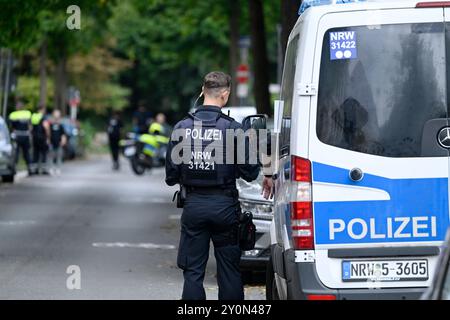 Wuppertal, Deutschland. September 2024. Polizisten sichern das Gebiet um die Arbeitsagentur. Rund um die Arbeitsagentur in Wuppertal ist ein großer Polizeieinsatz im Gange. Mehr Truppen und mindestens ein Hubschrauber sind im Einsatz, sagte ein Polizeisprecher. Quelle: Roberto Pfeil/dpa/Alamy Live News Stockfoto