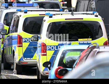 Wuppertal, Deutschland. September 2024. Polizeifahrzeuge stehen in der Nähe der Arbeitsagentur. In Wuppertal ist ein großer Polizeieinsatz rund um die Arbeitsagentur im Gange. Mehr Truppen und mindestens ein Hubschrauber sind im Einsatz, sagte ein Polizeisprecher. Quelle: Roberto Pfeil/dpa/Alamy Live News Stockfoto