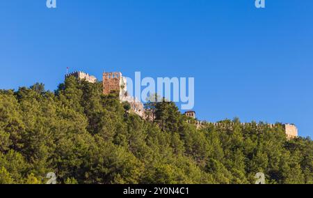 Landschaft mit Mauern und landläufiger Festung von Alanya Kale, Türkei. Sie wurde im 13. Jahrhundert erbaut Stockfoto