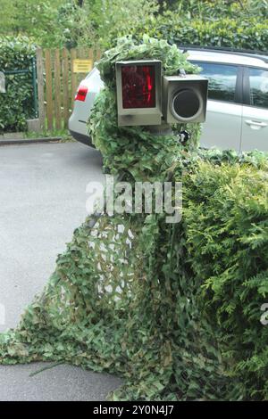 Strassenverkehr im Ruhrgebiet. 04.05.2019, EU, DEU, Deutschland, Nordrhein-Westfalen, Velbert: mit einem Tarnnetz getarnte Radarfalle an der Kohlenstraße in Winzermark. EU, DEU, Deutschland, Nordrhein-Westfalen, Hattingen: Mit einem Tarnnetz getarnte Geschwindigkeitsfalle an der Kohlenstraße in der Winzermark. Stockfoto