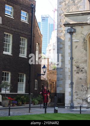 Einer der berühmten beefeaters, der im historischen Tower of London steht Stockfoto