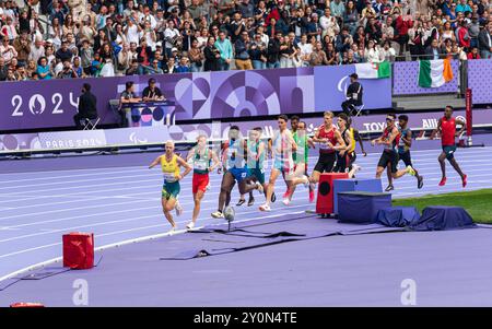 Paralympische Athleten, die 1500 Meter lang laufen, laufen im Stade de France für die Paralympischen Sommerspiele 2024 in Paris. Stockfoto