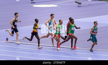 Paralympische Athleten, die 5000 Meter lang laufen, laufen im Stade de France für die Paralympischen Sommerspiele 2024 in Paris. Stockfoto