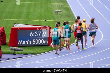 Paralympische Athleten, die 5000 Meter lang laufen, laufen im Stade de France für die Paralympischen Sommerspiele 2024 in Paris. Stockfoto