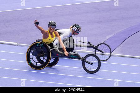 Madison de Rozario, australische Paralympierin, begrüßt die Menge vor dem Finale der 5000-m-Rollstuhlfahrer der Frauen bei den Paralympischen Spielen 2024 in Paris. Stockfoto