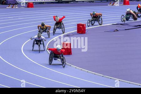 Paralympische Athleten fahren beim Finalrennen der 5000-m-Rollstuhlfahrer der Frauen im Stade de France für die Paralympischen Sommerspiele 2024 in Paris. Stockfoto