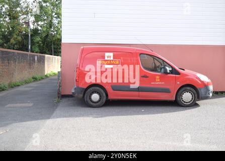 UK Royal Mail hat in der Stadt ein rotes Auto geparkt. Stockfoto
