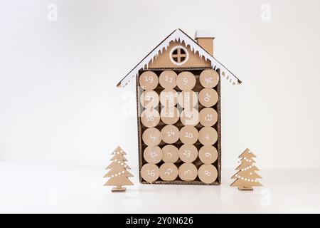 Einfacher Adventskalender aus leeren Toilettenpapierrollen, recyceltes Material für Kinder, Vorderansicht, weißer Hintergrund Stockfoto