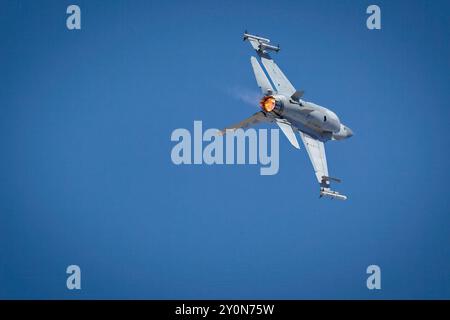 Eine F-16 Falke rollte mit After Burners auf der Legacy of Liberty Airshow 2024 auf der Holloman Air Force Base in der Nähe von Alamogordo, New Mexico. Stockfoto