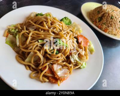 Asiatische Stir-Fried Nudeln und gebratener Reis auf Augenhöhe Stockfoto