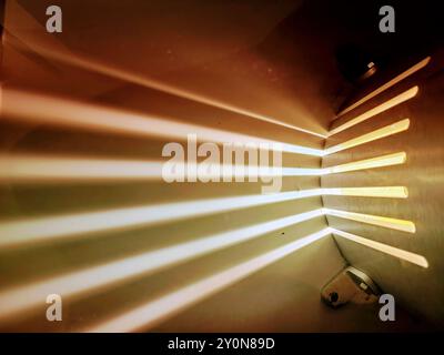 Sonnenlicht Strahlt Durch Industrieslatten Mit Niedriger Perspektive Stockfoto