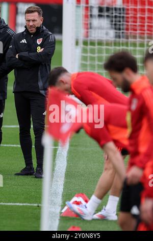 Cardiff, Großbritannien. September 2024. Craig Bellamy, der Trainer der walisischen Fußballmannschaft während des Trainings der walisischen Fußballmannschaft in Hensol, Vale of Glamorgan in Südwales am Dienstag, den 3. September 2024. Das Team trainiert vor dem Spiel der UEFA Nations League gegen die Türkei in dieser Woche. bild von Andrew Orchard/Andrew Orchard Sportfotografie/Alamy Live News Credit: Andrew Orchard Sportfotografie/Alamy Live News Stockfoto