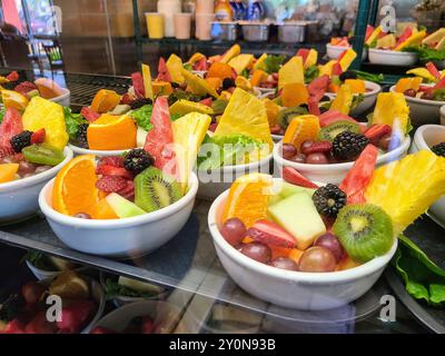 Lebendige frische Obstsalate in White Bowls Blick auf Augenhöhe Stockfoto