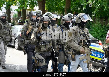 Wuppertal, Deutschland. September 2024. Polizeibeamte mit Spezialausrüstung sichern den Bereich um die Arbeitsagentur. Rund um die Arbeitsagentur in Wuppertal ist ein großer Polizeieinsatz im Gange. Mehr Truppen und mindestens ein Hubschrauber sind im Einsatz, sagte ein Polizeisprecher. Quelle: Roberto Pfeil/dpa/Alamy Live News Stockfoto