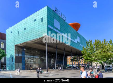 Die von Alsop und Stormer entworfene Peckham Library gewann 2000 den Stirling Prize for Architecture. 2 Stockwerke sind auskragend und schaffen ein öffentliches Reich darunter. Stockfoto