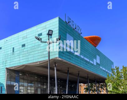 Die von Alsop und Stormer entworfene Peckham Library gewann 2000 den Stirling Prize for Architecture. 2 Stockwerke sind auskragend und schaffen ein öffentliches Reich darunter. Stockfoto