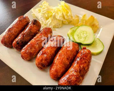 Gegrillte Würstchen mit frischen Seiten von oben Stockfoto