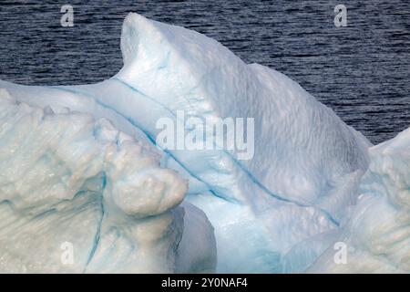 Wunderschöne blaue Eisstreifen auf einem kleinen Eisberg in der Nähe von Nanortalik, grönland Stockfoto