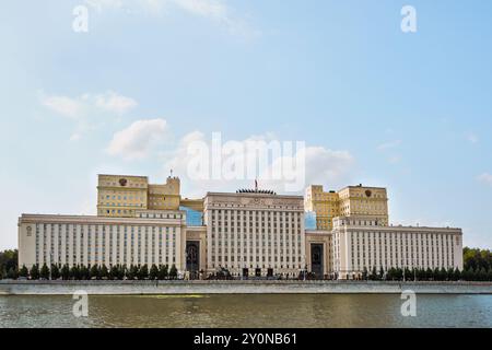 Moskau, Russland - 28. AUGUST 2024: Das Verteidigungsministerium der Russischen Föderation. Sommerblick auf das Gebäude. Stockfoto