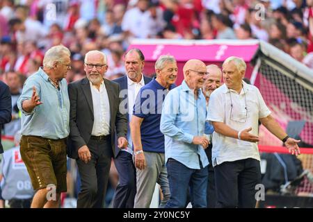 Helden des triumphs im Landesmeistercup 1974: Paul Breitner, Franz Bulle Roth, Conny Torstensson (SWE), Johnny Hansen, Viggo Jensen (DEN), Gernot Rohr, Hans-Georg (Katsche) Schwarzenbeck, Uli Hoeness, Herbert Zimmermann, Bernd Gersdorff, Rainer Zobel, Sepp Maier, im Spiel FC BAYERN MÜNCHEN - SC FREIBURG 2-0 am 1. September 2024 in München. Saison 2024/2025, 1.Bundesliga, FCB, München, Spieltag 2, 2.Spieltag Fotograf: Peter Schatz - DFL-VORSCHRIFTEN VERBIETEN JEDE VERWENDUNG VON FOTOGRAFIEN als BILDSEQUENZEN und/oder QUASI-VIDEO - Stockfoto