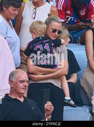 Kathleen KRÜGER, Teammanagerin FCB, Leiterin Stabsstelle im Vorstandsbereich Sport der FC Bayern München AG mit Sohn im Spiel FC BAYERN MÜNCHEN - SC FREIBURG 2-0 am 1. September 2024 in München. Saison 2024/2025, 1.Bundesliga, FCB, München, Spieltag 2, 2.Spieltag Fotograf: Peter Schatz - DFL-VORSCHRIFTEN VERBIETEN JEDE VERWENDUNG VON FOTOGRAFIEN als BILDSEQUENZEN und/oder QUASI-VIDEO - Stockfoto