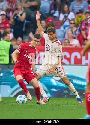 Thomas MUELLER, MÜLLER, FCB 25 wetteifern um den Ball, Tackling, Duell, Header, zweikampf, Aktion, Kampf gegen Roland SALLAI, BRD 22 im Spiel FC BAYERN MÜNCHEN - SC FREIBURG 2-0 am 1. September 2024 in München. Saison 2024/2025, 1.Bundesliga, FCB, München, Spieltag 2, 2.Spieltag Fotograf: Peter Schatz - DFL-VORSCHRIFTEN VERBIETEN JEDE VERWENDUNG VON FOTOGRAFIEN als BILDSEQUENZEN und/oder QUASI-VIDEO - Stockfoto