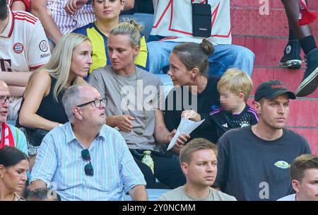 Kathleen KRÜGER, Teammanagerin FCB, Leiterin Stabsstelle im Vorstandsbereich Sport der FC Bayern München AG mit Sohn im Spiel FC BAYERN MÜNCHEN - SC FREIBURG 2-0 am 1. September 2024 in München. Saison 2024/2025, 1.Bundesliga, FCB, München, Spieltag 2, 2.Spieltag Fotograf: Peter Schatz - DFL-VORSCHRIFTEN VERBIETEN JEDE VERWENDUNG VON FOTOGRAFIEN als BILDSEQUENZEN und/oder QUASI-VIDEO - Stockfoto