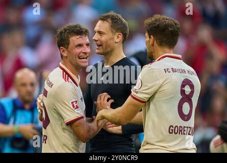 Thomas MÜLLER, MÜLLER, FCB 25 feiern mit Leon GORETZKA, FCB 8 Manuel NEUER, Torhüter FCB 1 und Fans nach dem Spiel FC BAYERN MÜNCHEN - SC FREIBURG 2-0 am 1. September 2024 in München. Saison 2024/2025, 1.Bundesliga, FCB, München, Spieltag 2, 2.Spieltag Fotograf: Peter Schatz - DFL-VORSCHRIFTEN VERBIETEN JEDE VERWENDUNG VON FOTOGRAFIEN als BILDSEQUENZEN und/oder QUASI-VIDEO - Stockfoto