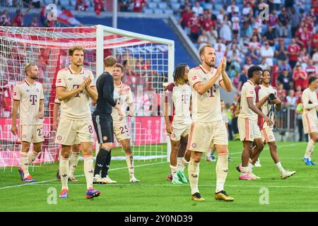 Ehrenrunde: Leon GORETZKA, FCB 8 Harry Kane, FCB 9 Manuel NEUER, Torhüter FCB 1 Konrad Laimer, FCB 27 Thomas MÜLLER, MÜLLER, FCB 25 im Spiel FC BAYERN MÜNCHEN - SC FREIBURG 2-0 am 1. September 2024 in München. Saison 2024/2025, 1.Bundesliga, FCB, München, Spieltag 2, 2.Spieltag Fotograf: Peter Schatz - DFL-VORSCHRIFTEN VERBIETEN JEDE VERWENDUNG VON FOTOGRAFIEN als BILDSEQUENZEN und/oder QUASI-VIDEO - Stockfoto