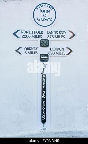 John o' Groats Caithness Schild an einer Wand mit Entfernungen in Meilen auf der ganzen Welt Stockfoto