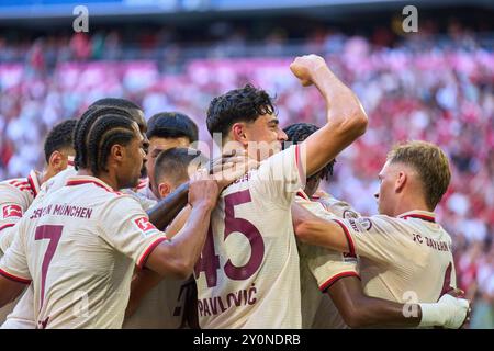 Harry Kane, FCB 9 feiert sein Tor, glücklich, lachen, feiern, 1:0, 11 m mit Aleksandar Pavlovic, FCB 45 Joshua KIMMICH, FCB 6 Serge GNABRY, FCB 7 im Spiel FC BAYERN MÜNCHEN - SC FREIBURG 2-0 am 1. September 2024 in München. Saison 2024/2025, 1.Bundesliga, FCB, München, Spieltag 2, 2.Spieltag Fotograf: ddp Images/STAR-Images - DFL-VORSCHRIFTEN VERBIETEN JEDE VERWENDUNG VON FOTOS als BILDSEQUENZEN und/oder QUASI-VIDEO - Credit: ddp Media GmbH/Alamy Live News Stockfoto