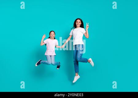 Foto von fröhlichen positiven funky verrückten Mädchen tragen stilvolle Kleidung Outfit V-Zeichen isoliert auf cyanfarbenem Hintergrund Stockfoto