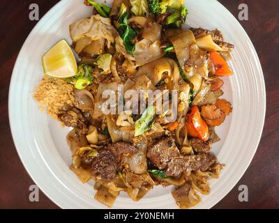 Thailändische Rindernudeln-Rührbraten mit Gemüse auf Augenhöhe Stockfoto