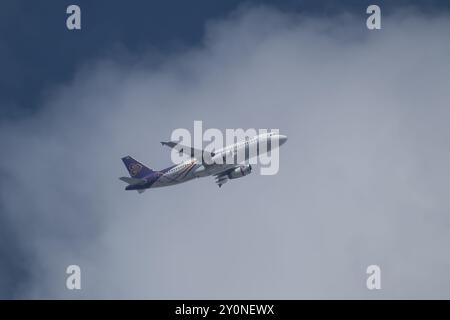 Chiangmai, Thailand - 23. Dezember 2023: HS-TXA Airbus A320-200 von Thai Smile Airway. Fahren Sie vom Flughafen Chiangmai nach Bangkok Suvarnabhumi. Stockfoto